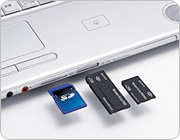 “メモリースティック”やSDメモリーカードに加えて、ExpressCard（34/54）対応スロットも搭載
