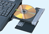 CD-RW/DVD-ROM一体型ドライブとフロッピーディスクドライブ搭載の「オールインワンタイプ」。