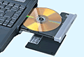 CD-RW/DVD-ROM一体型ドライブとフロッピーディスクドライブ内蔵の「オールインワンタイプ」。