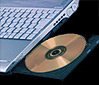 スリムなボディにCD-RW/DVD-ROM一体型ドライブを搭載。